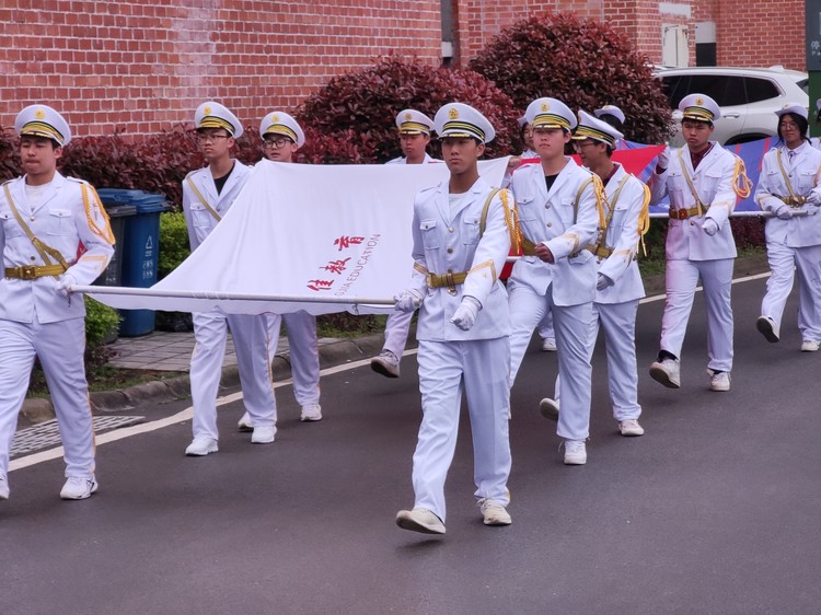 德育之窗|驛路梨花處處開(kāi)，雷鋒精神代代傳 